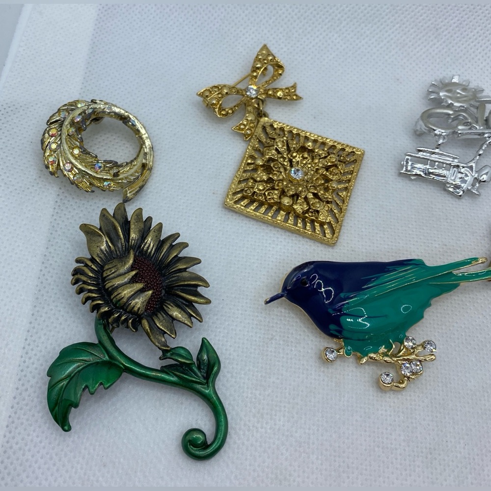 Assorted Brooch Collection - Picture 2 of 9